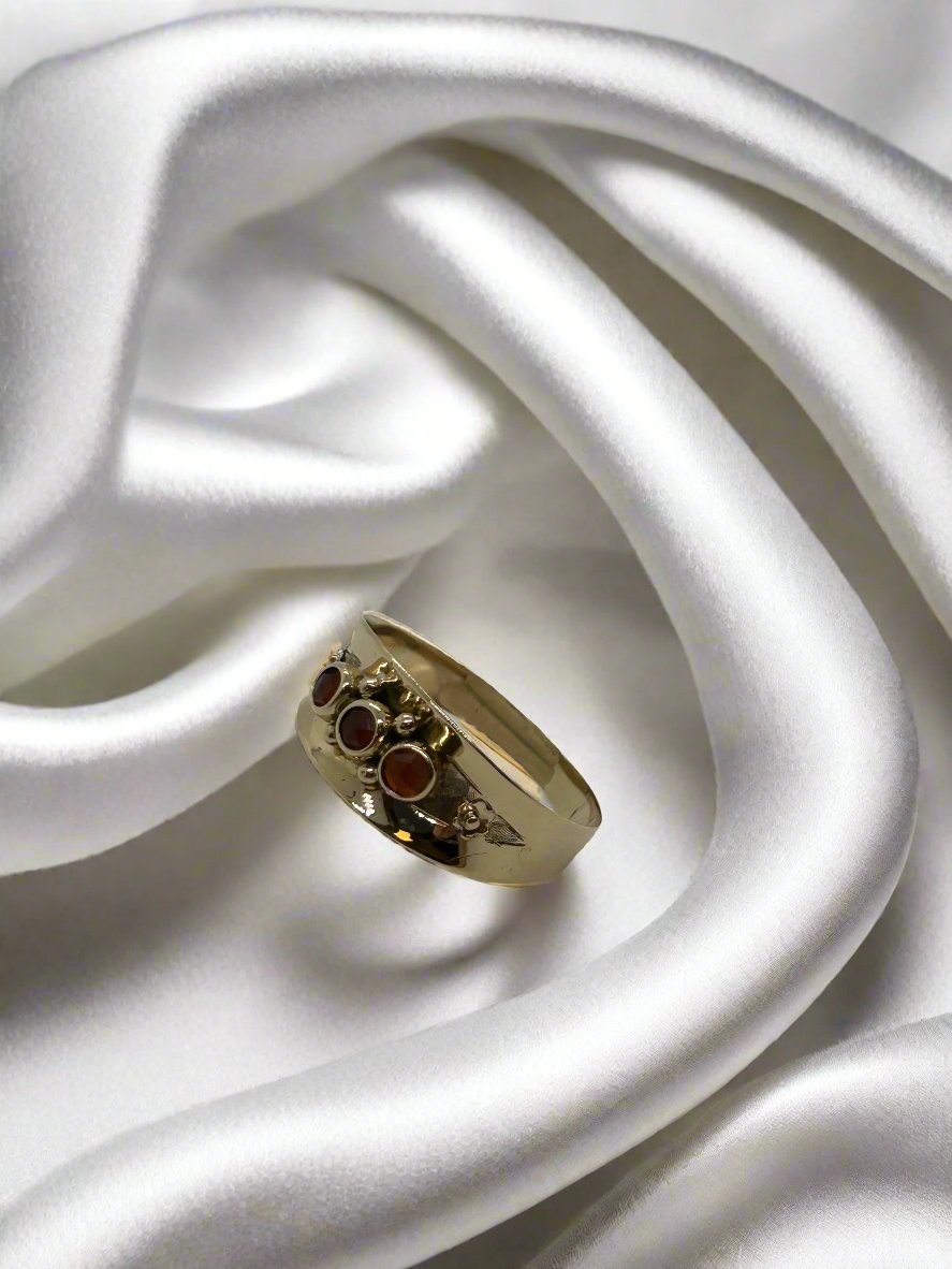 Anello vintage in oro 14k con granato, peso 2.1gr, design decorativo con pietre rosse.