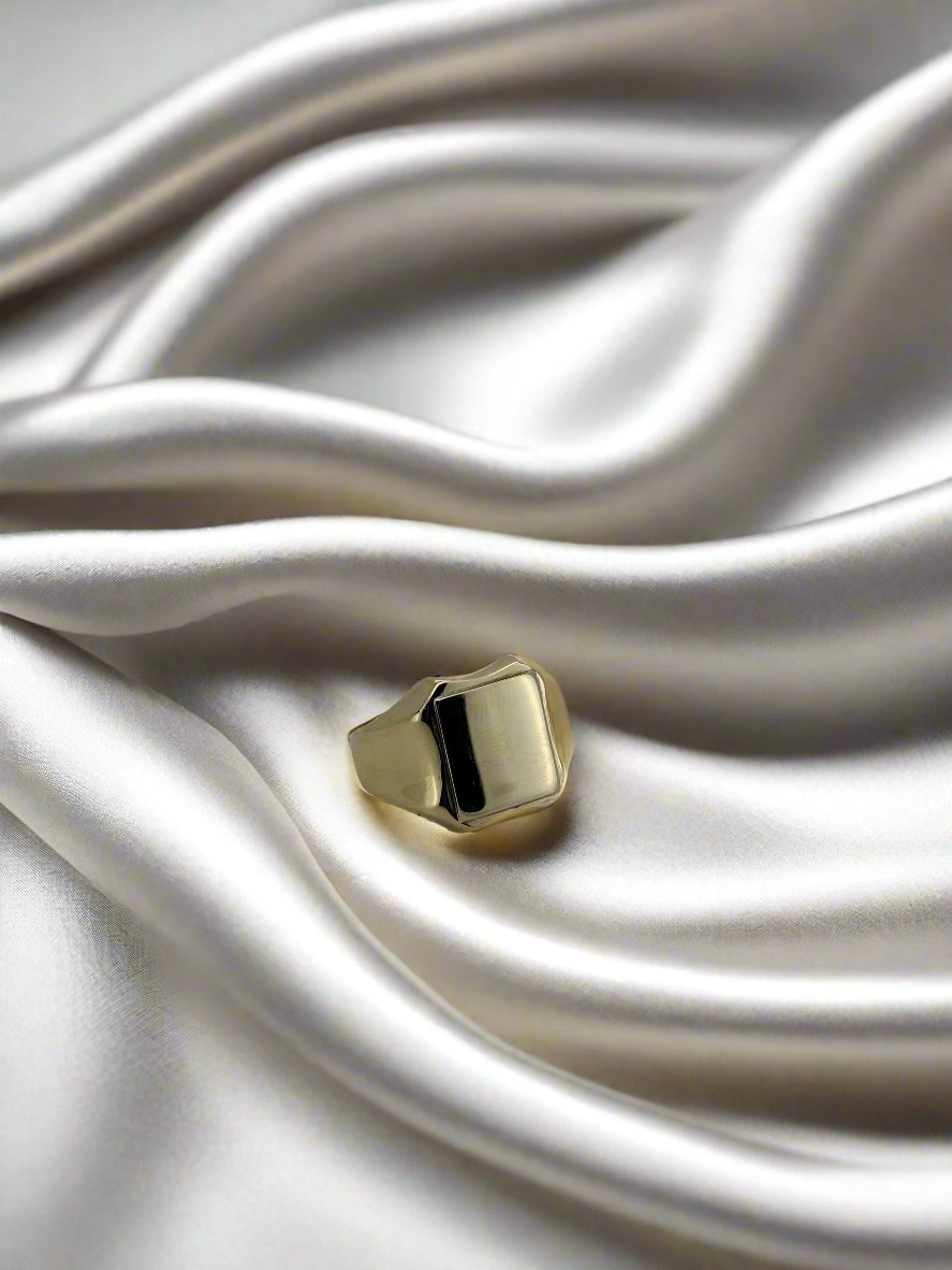 Anello vintage in oro 14k con finitura lucida, forma rettangolare.