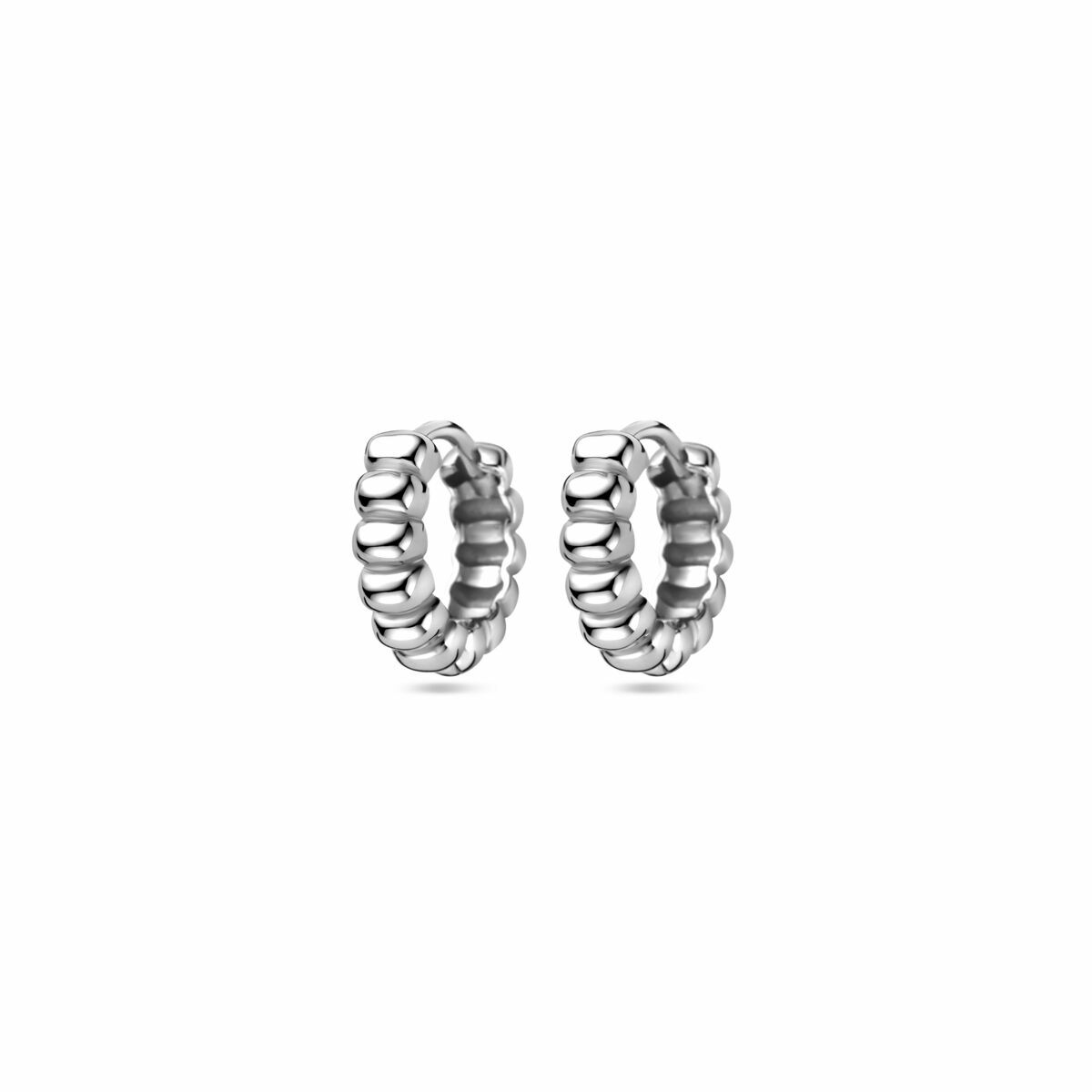 Zilveren klapoorringen van 12 mm met een gerhodineerde afwerking en een schakelpatroon.