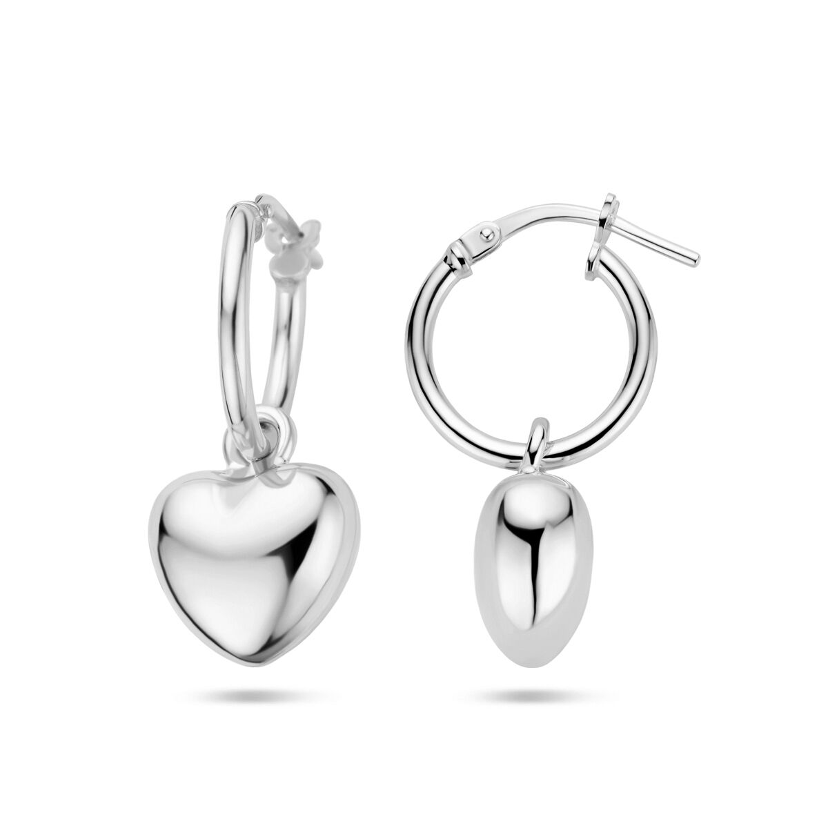 Een paar Van der Kooij Collectie oorringen hart zilver gehodineerd, één met een glanzende hartbedel en de andere met een gladde ovale traan, wordt weergegeven tegen een witte achtergrond.