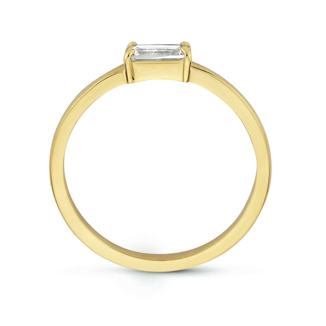 De ring zirkonia 14K geelgoud van de Van der Kooij Collectie heeft een rechthoekige baguette geslepen zirkonia in een minimalistische prong setting, gefotografeerd van opzij tegen een witte achtergrond.