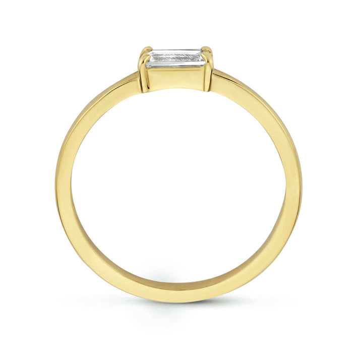 De ring zirkonia 14K geelgoud van de Van der Kooij Collectie heeft een rechthoekige baguette geslepen zirkonia in een minimalistische prong setting, gefotografeerd van opzij tegen een witte achtergrond.