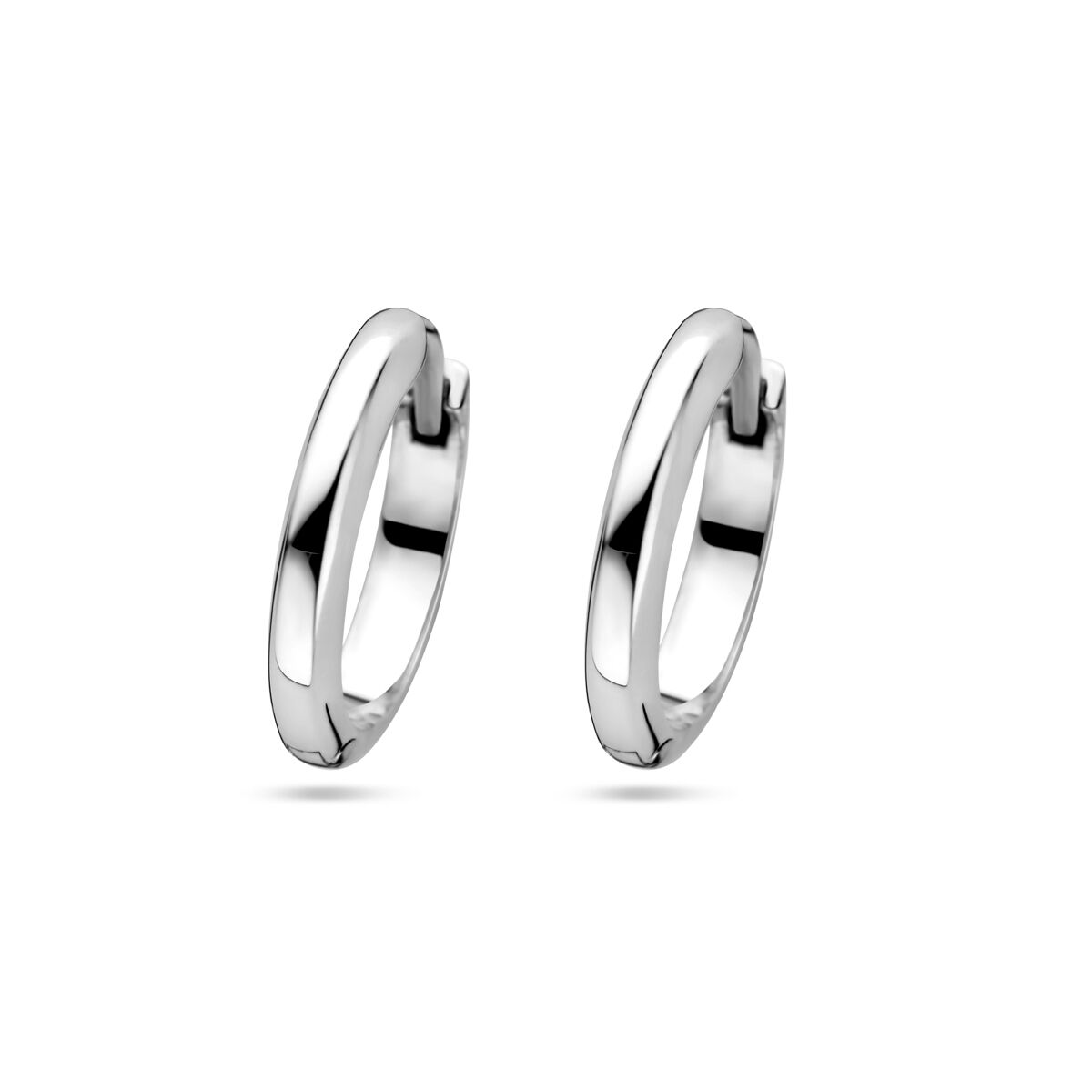 Orecchini alla creola in argento rodiato, forma halfronda, spessore 3,0 mm.