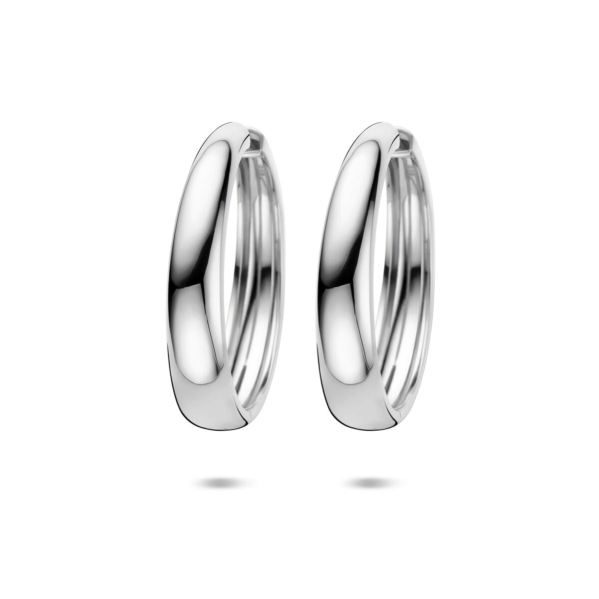 Orecchini alla creola argentati, dimensioni 40 x 8 mm, con finitura lucida.