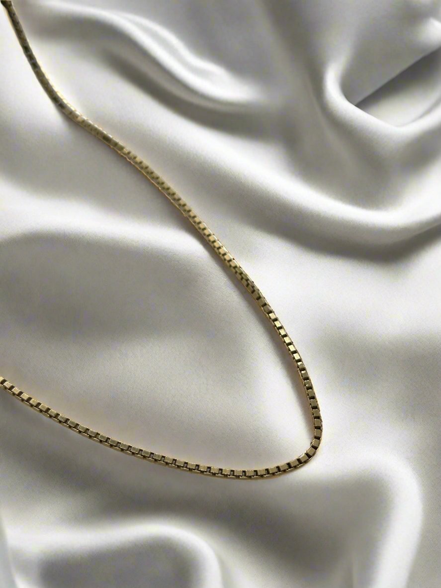 Collana veneziana in oro giallo 18k, lunga 52 cm, dal design vintage.