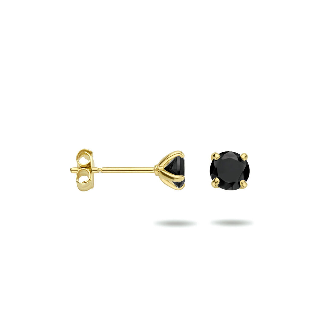 Een paar Van der Kooij Collectie oorknoppen zwart zirkonia 14K geelgoud, elk met een ronde zwarte zirkonia in vier tanden, afgebeeld vanaf de zijkant en voorkant op een witte achtergrond.