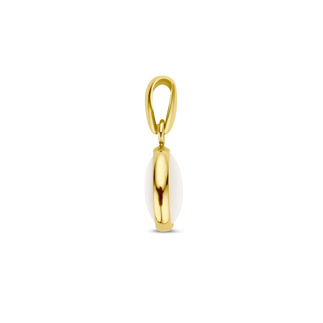 De hanger parelmoer 14K geelgoud van Van der Kooij Collectie is een gouden en witte ovale hanger met een gepolijste afwerking, weergegeven tegen een effen witte achtergrond.