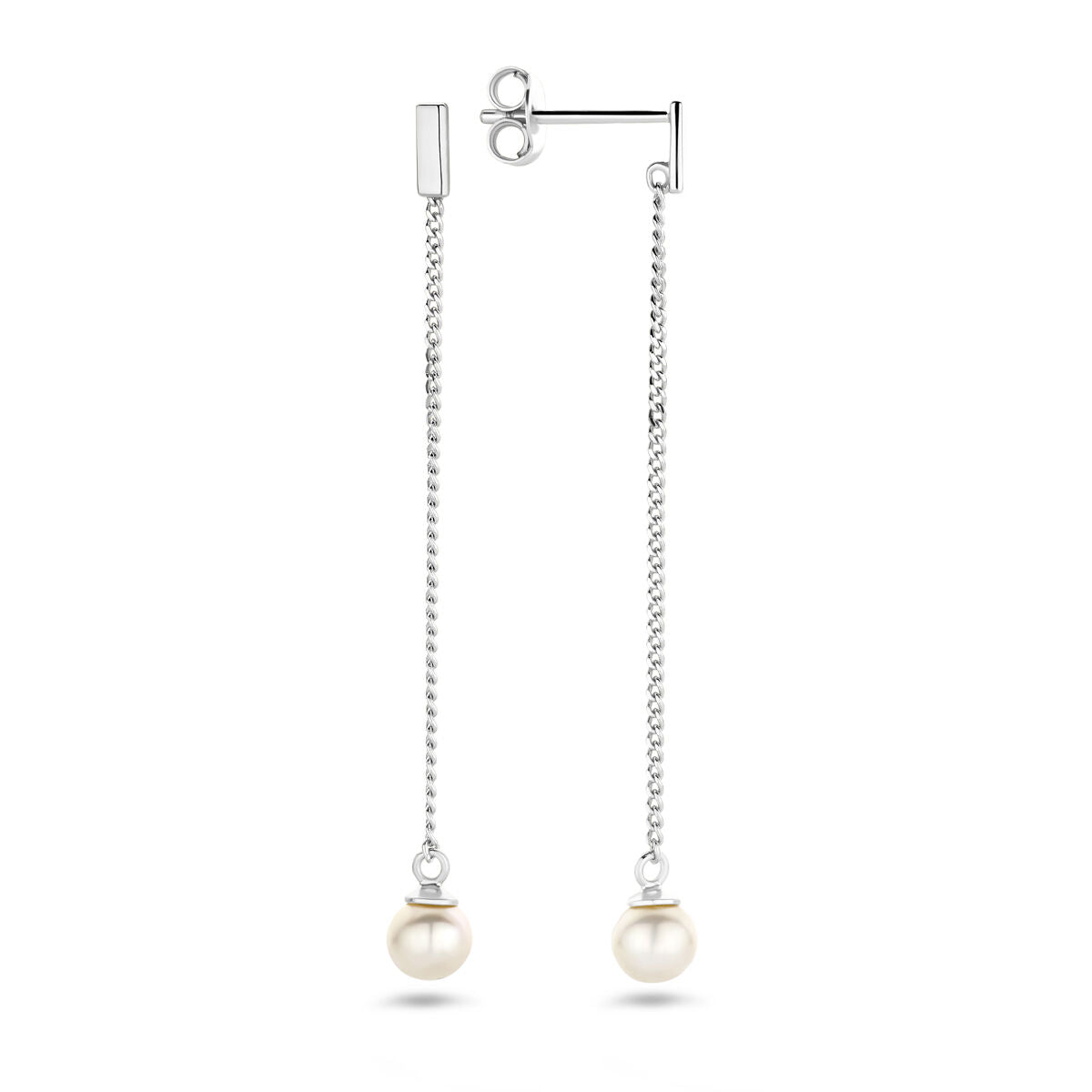 Een paar zilveren oorhangers uit de Van der Kooij Collectie met fijne kettinkjes en een paar zoetwaterparel aan elk uiteinde. Eén hanger wordt hangend, de andere horizontaal getoond om steker en poussette te laten zien.