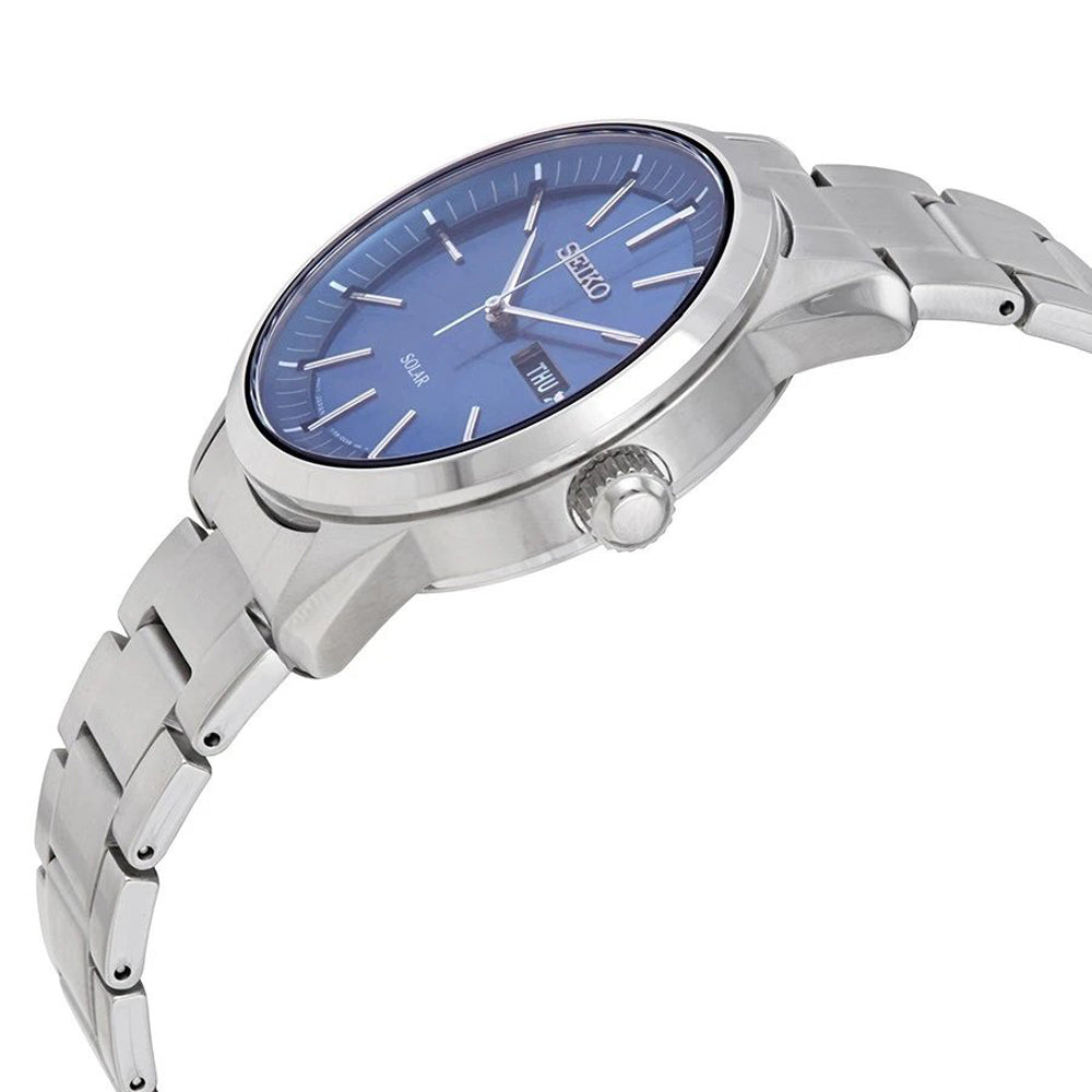 Het Seiko heren horloge SNE525P1 is een zilveren polshorloge met een blauwe wijzerplaat, met strakke uurmarkeringen, wijzers en een dag-datumweergave. Het heeft een gekoppelde armbandband en is beschermd door saffierglas. Het Solar uurwerk zorgt voor precisie.