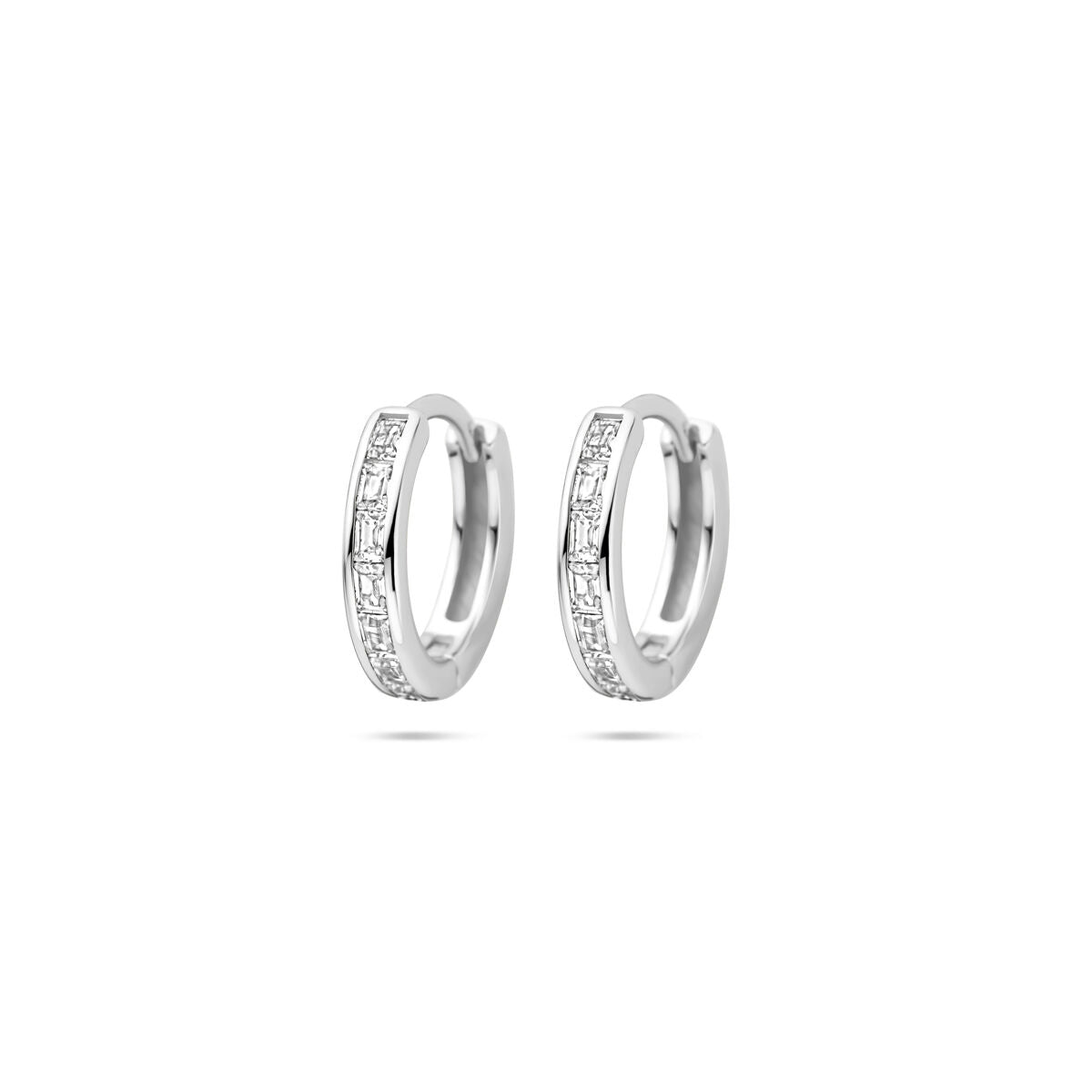 Orecchini alla creola in argento rodiato con zircone, diametro 12 mm.