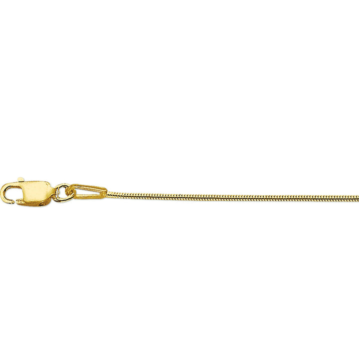 Een close-up van de Van der Kooij Collectie collier slang rond 0,9 mm 14K geelgouden ketting met karabijnslot, afgebeeld tegen een witte achtergrond.