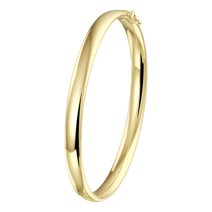 De Van der Kooij Collectie armband scharnier ovale buis 6 x 60 mm is een gepolijste, 14K geelgouden dames armband met een glad, glanzend oppervlak en eenvoudige ovale vorm, afgebeeld tegen een witte achtergrond.