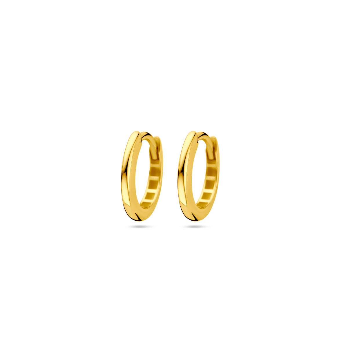 Orecchini alla creola in oro giallo 14K con finitura liscia e design semplice.