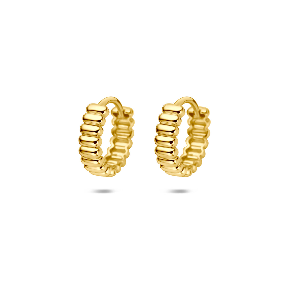 Orecchini alla creola in oro giallo 14K, con design a maglia rolò, diametro di 13,5 mm.