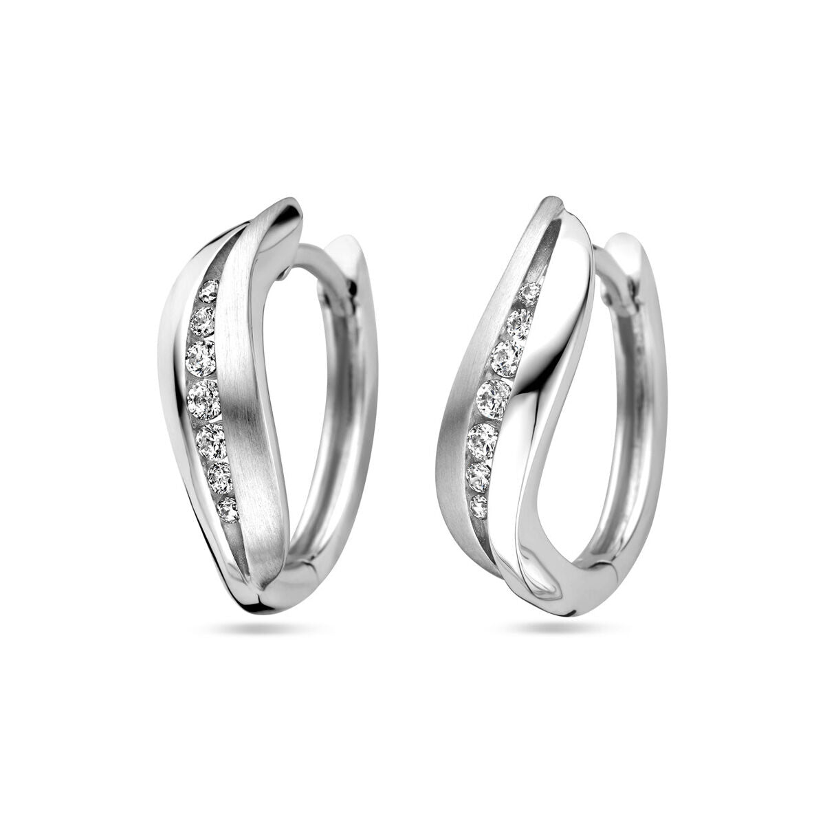 Klapoorringen van gerhodineerd zilver met een lijn van zirkonia-steentjes.