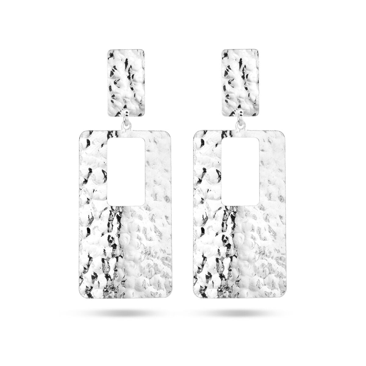 Orecchini rettangolari in argento rodiato con finitura martellata.