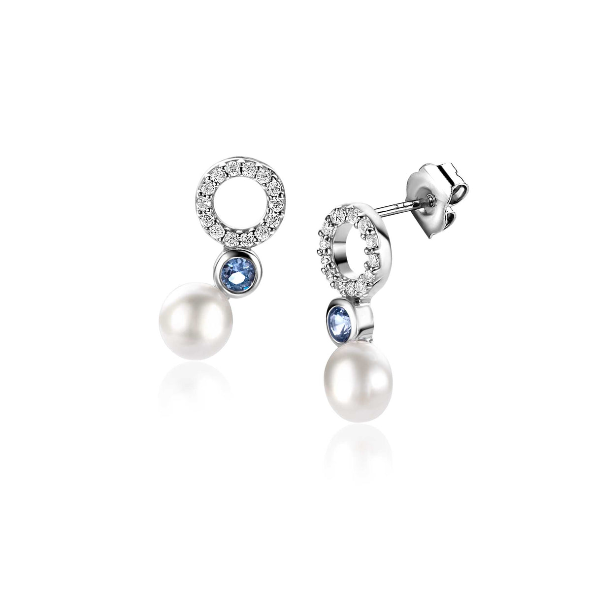 Orecchini in argento con perle bianche e dettagli blu.