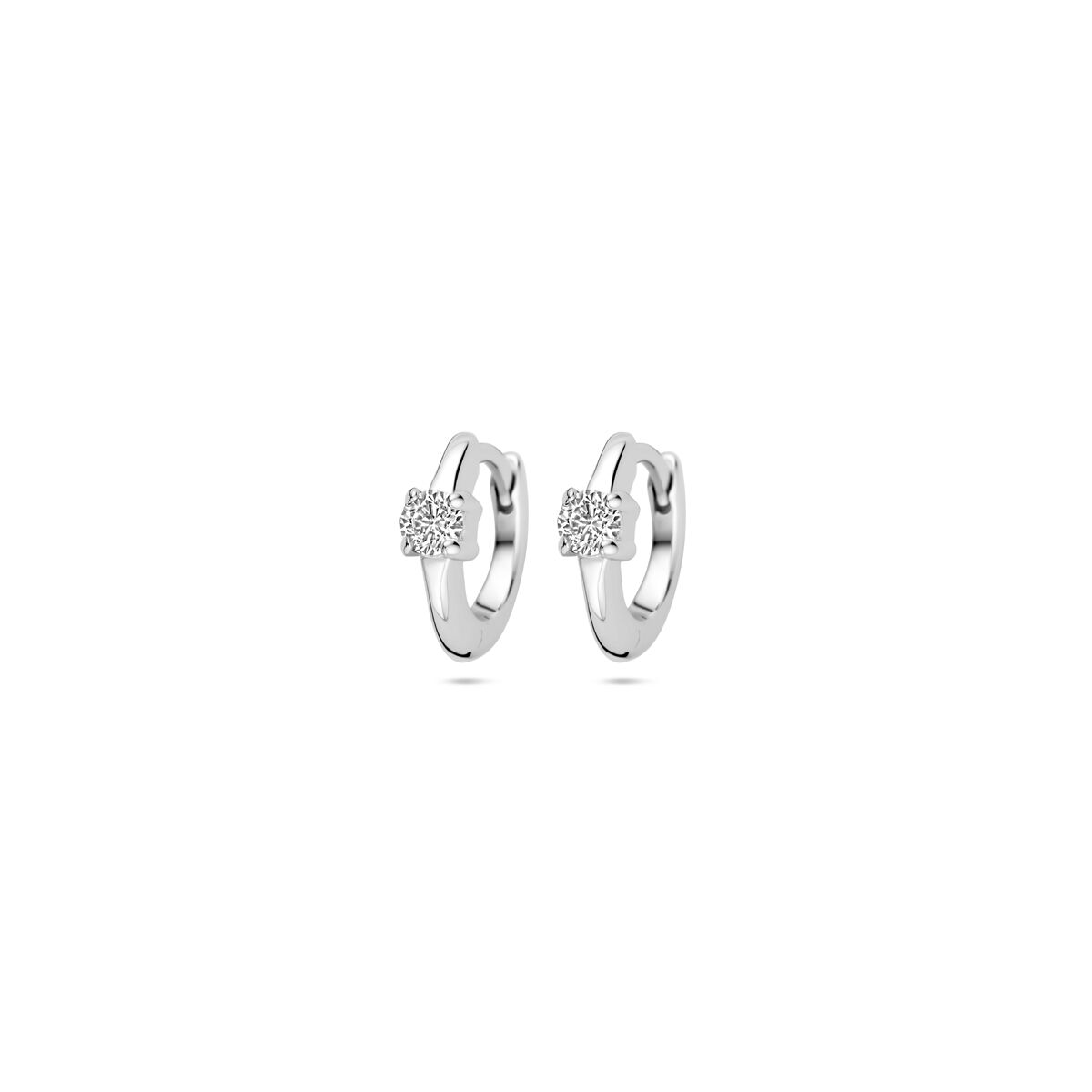 Zilveren klapoorringen van 10 mm met een gerhodineerde afwerking en zirkonia steentjes.