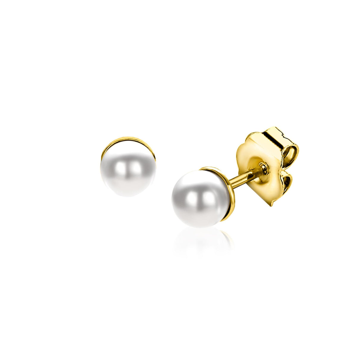 De ZINZI vergulde zilveren oorknoppen met parel (ZIO1318Y, 4mm) hebben ronde witte parels met vlinderachterkant, afgebeeld tegen een witte achtergrond.
