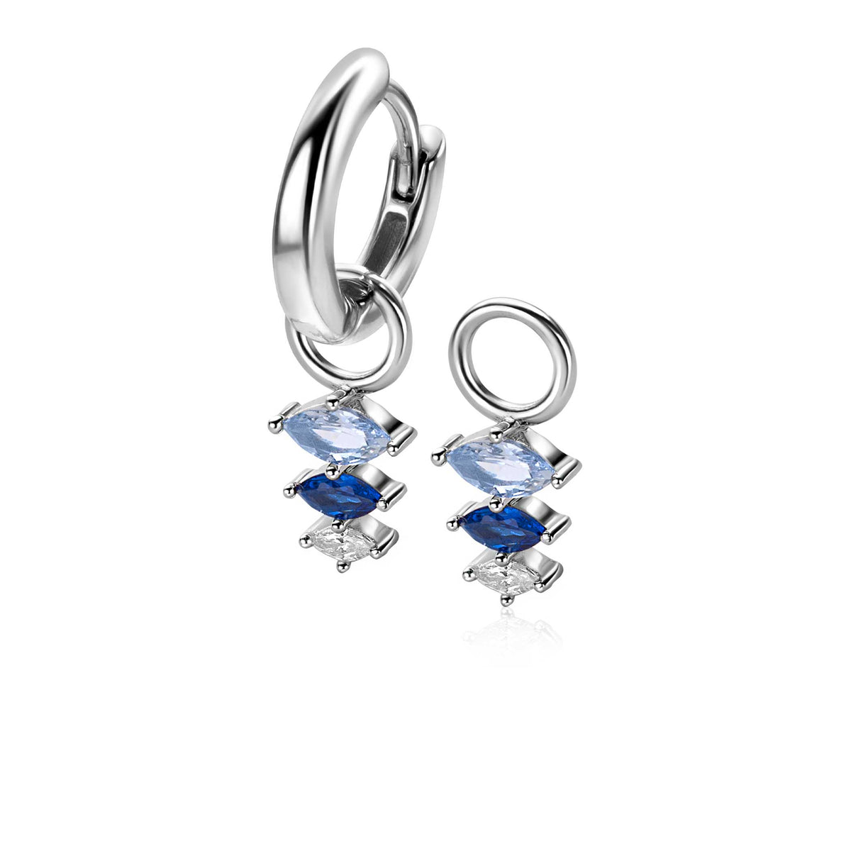 Orecchini pendenti in argento con tre gemme blu e trasparenti a forma di goccia.
