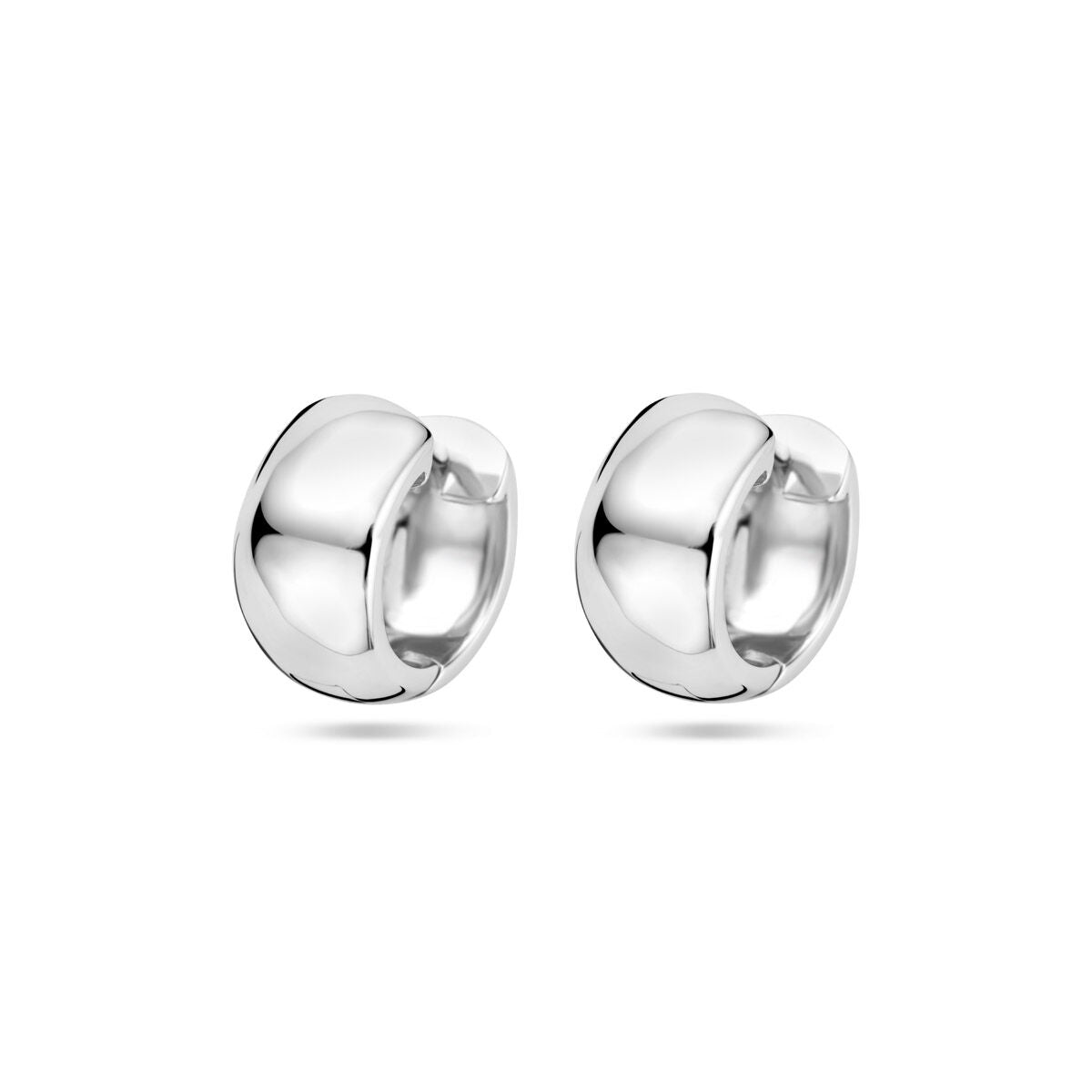 Orecchini alla creola in argento rodiato, di forma rotonda e lucida, diametro 13,5 mm.