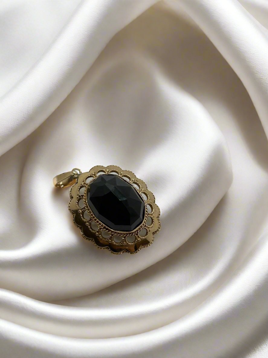Ciondolo vintage in oro 14k con granaio nero, decorazione a scallop.