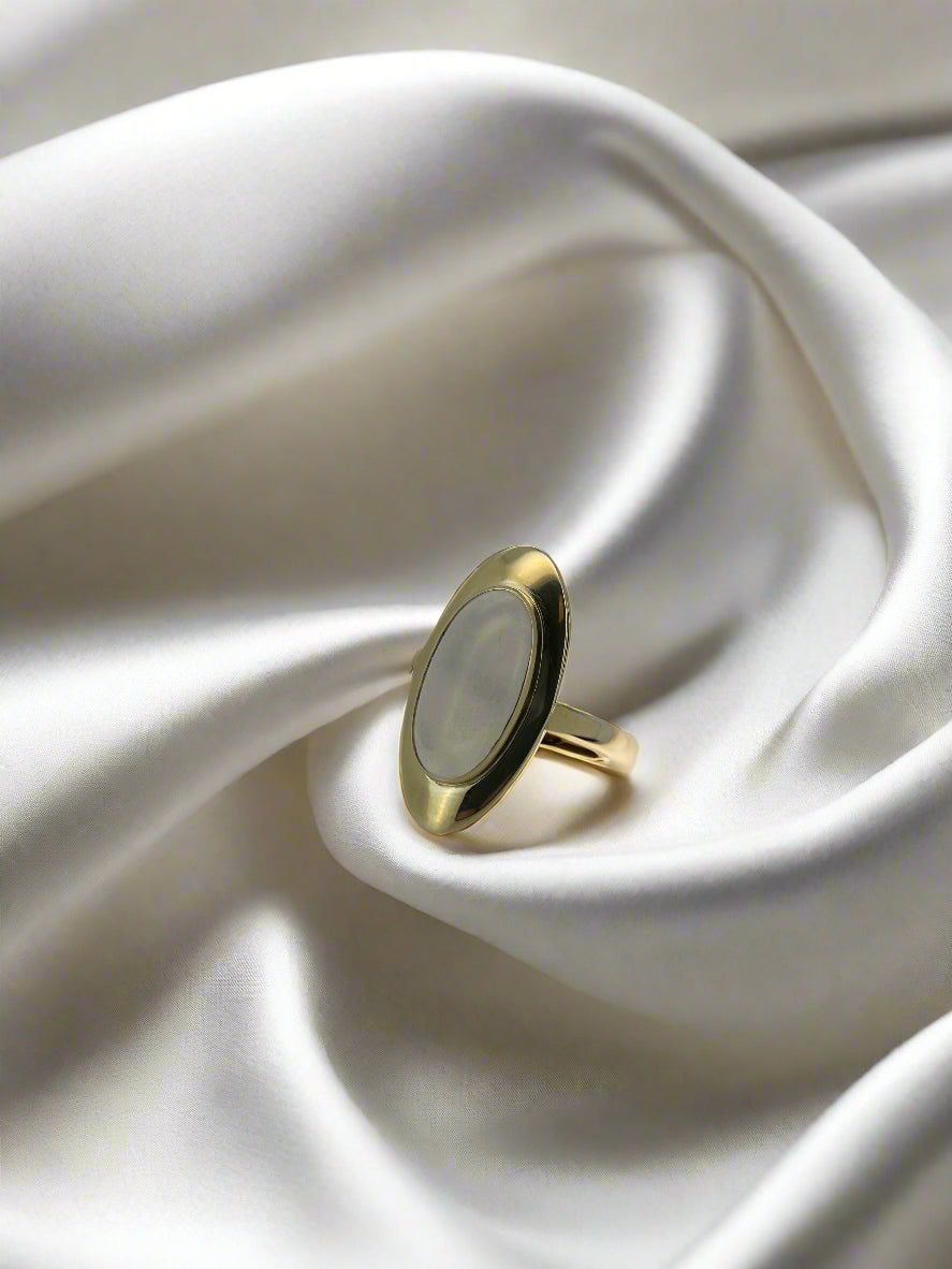 Anello vintage in oro giallo 14k con pietra di luna, forma ovale e finitura lucida.