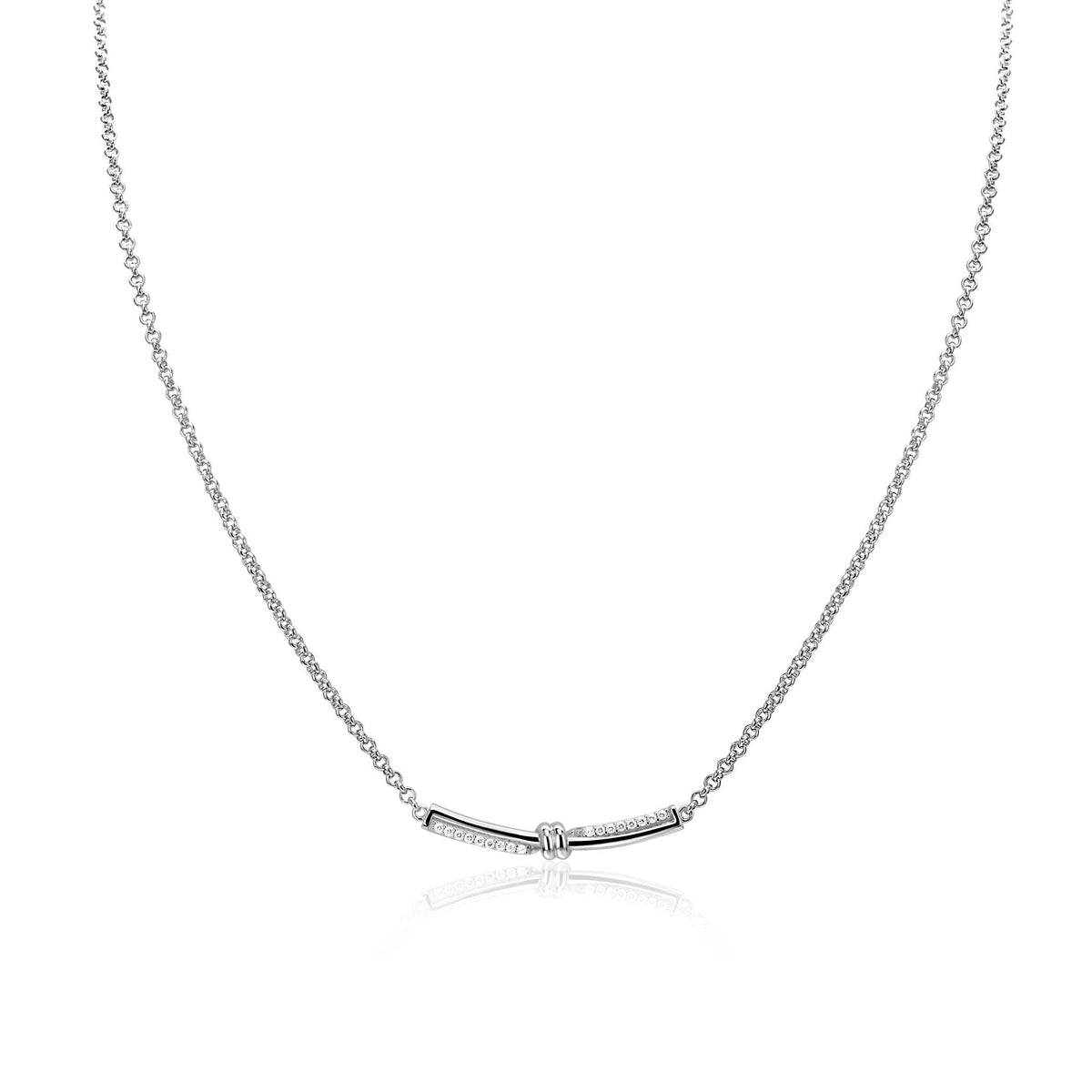 Collana in argento con un elemento centrale decorato da un piccolo diamante.