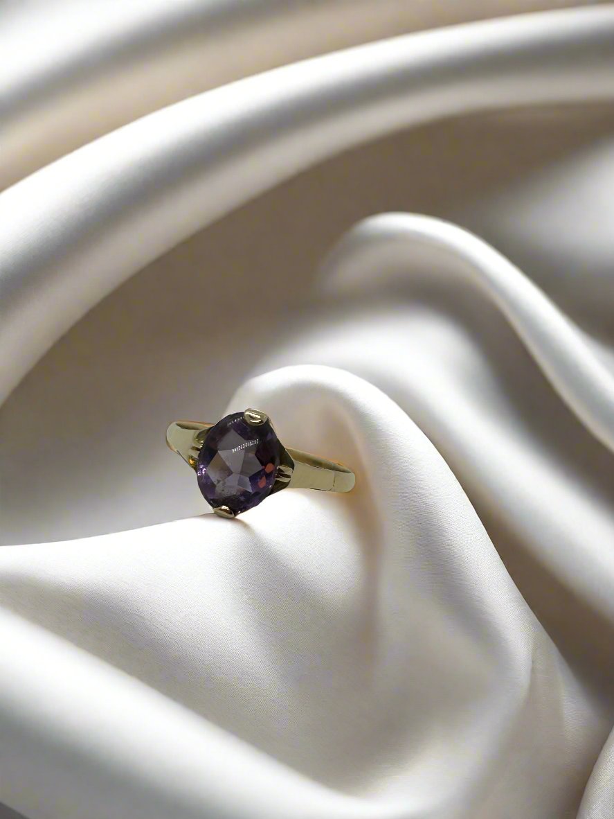 Anello vintage in oro 14k con ametista ovale, peso 1,8 gr.