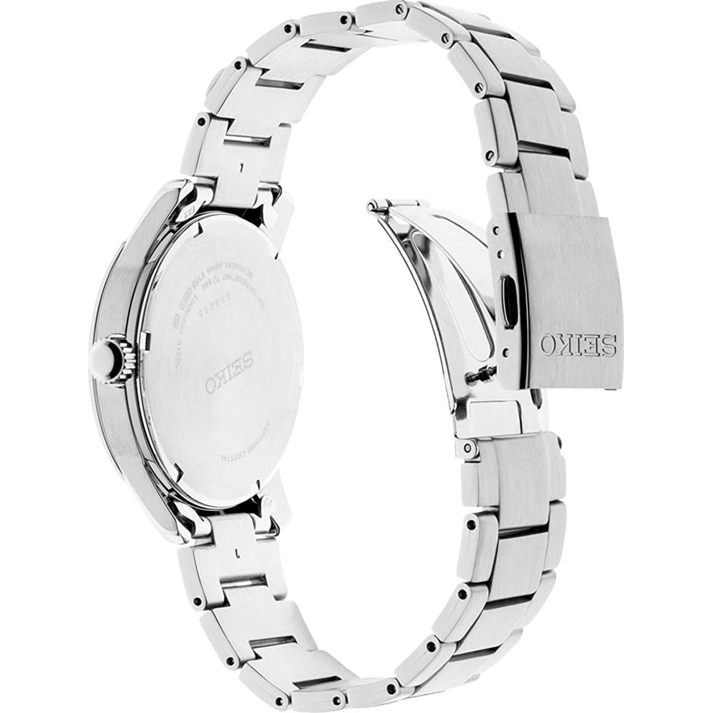 Het Seiko heren horloge SNE525P1 heeft een zilveren metalen horloge met een gedeeltelijk open sluiting, met scharnierdetails. De achterkant van de kast is gegraveerd met branding en tekst. Het bevat een gepolijste metalen band die is gekoppeld voor duurzaamheid en is uitgerust met saffierglas.