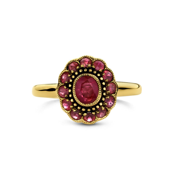 De ring robijn 14K geelgoud uit de Van der Kooij Collectie heeft een ovaalvormige robijn, omringd door kleinere rode stenen in een vintage stijl.