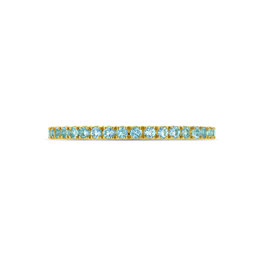De Van der Kooij Collectie ring met geboortesteen aquamarijn maart 14K geelgoud is een delicate gouden ring met een rij aquamarijnstenen dicht rondom de band, weergegeven tegen een witte achtergrond.