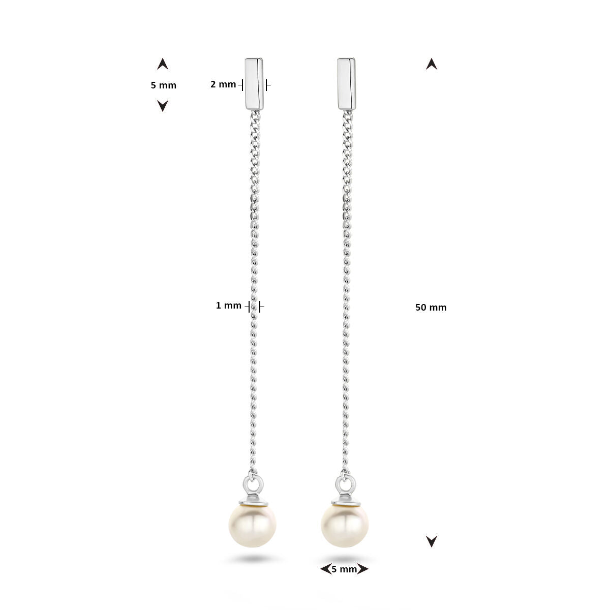 Een paar zilveren oorhangers uit de Van der Kooij Collectie, elk met een witte zoetwaterparel. Afmetingen: lengte 50mm, steker 5mm, kettingdikte boven 2mm, pareldiameter <5mm.