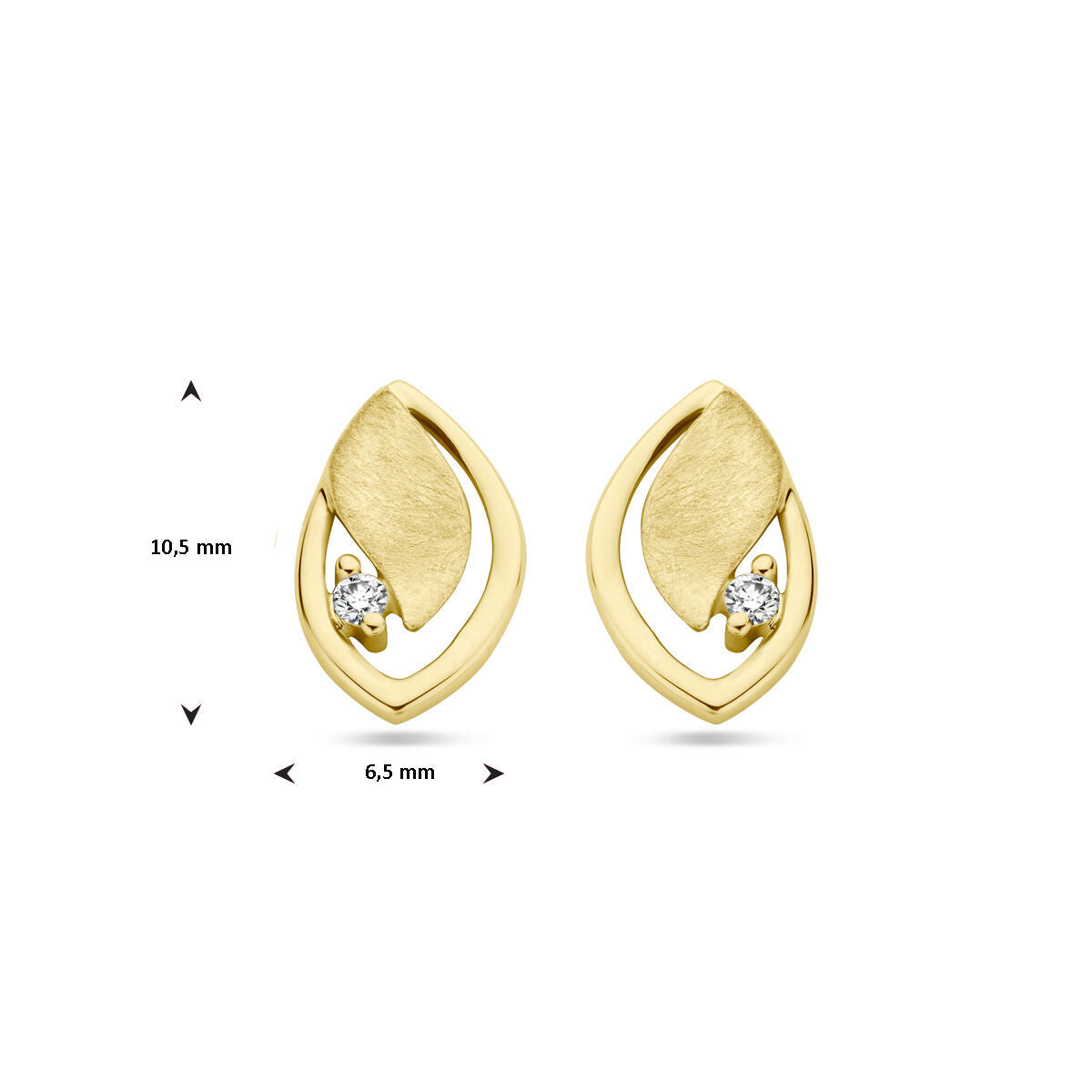 Een paar Van der Kooij Collectie oorknoppen in 14K geelgoud, poli/mat afgewerkt met 0,03ct (2x 0,015ct) H SI diamantaccenten; elk exemplaar meet 10,5 x 6,5 mm en heeft een bladvormig ontwerp.