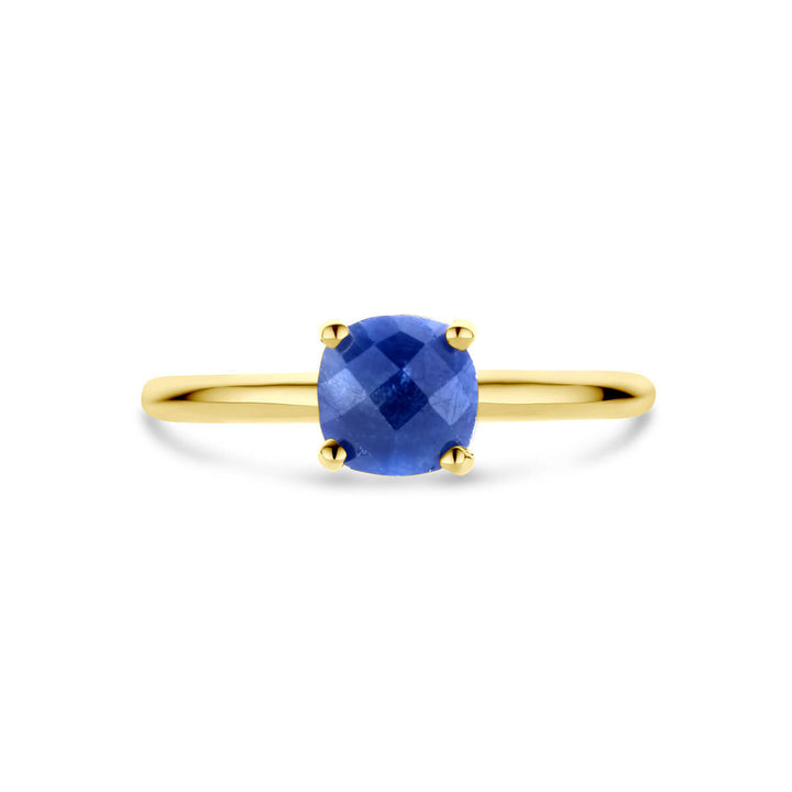 Een elegante ring saffier 14K geelgoud uit de Van der Kooij Collectie: met een dunne band en cushion-cut blauwe saffier in vier griffen, schitterend gepresenteerd op een witte achtergrond.