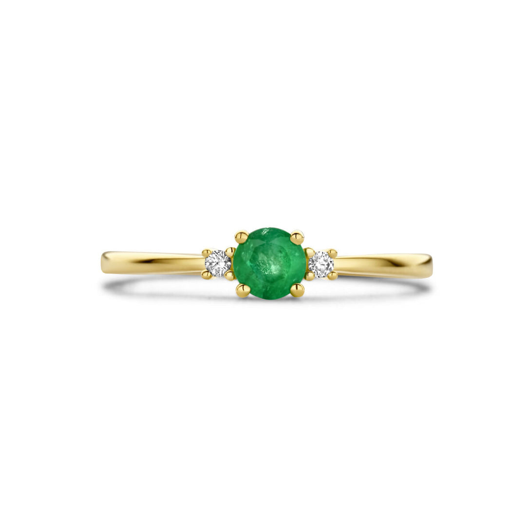 De Van der Kooij Collectie ring trilogie smaragd en diamant 0.03ct (2x 0.015ct), h p1 in 14K geelgoud heeft een ronde groene smaragd tussen twee diamanten, gezet op een dunne, gepolijste band met minimalistisch design.
