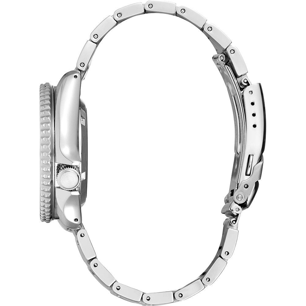 Zijaanzicht van een Seiko 5 Sports herenhorloge SRPK11K1 met een metalen schakelband, waarbij de kastdikte en de sluiting rechts zichtbaar zijn, wat de waterdichtheid van 10ATM benadrukt.