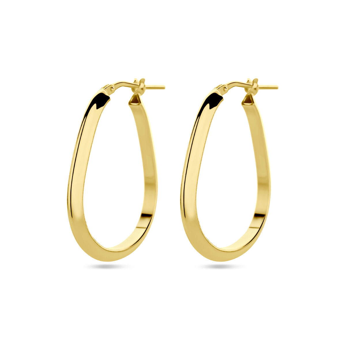 Een paar oorringen 1 micron zilver verguld (geel) van Van der Kooij Collectie met een subtiele ovale vorm, afgebeeld op een witte achtergrond - een elegante optie voor dames sieraden liefhebbers.