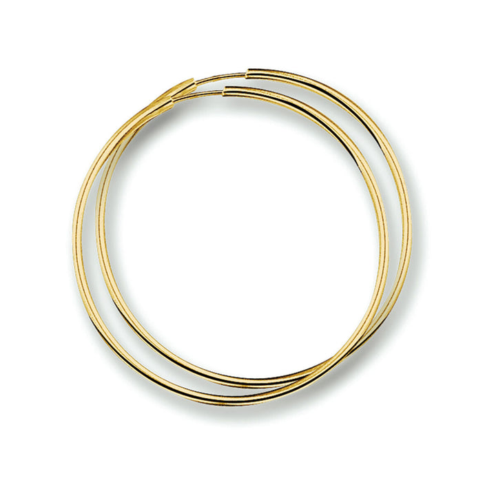 Een paar Van der Kooij Collectie oorringen 1,8 mm ronde buis 14K geelgoud zijn overlappend geplaatst op een witte achtergrond, waardoor vage schaduwen ontstaan.
