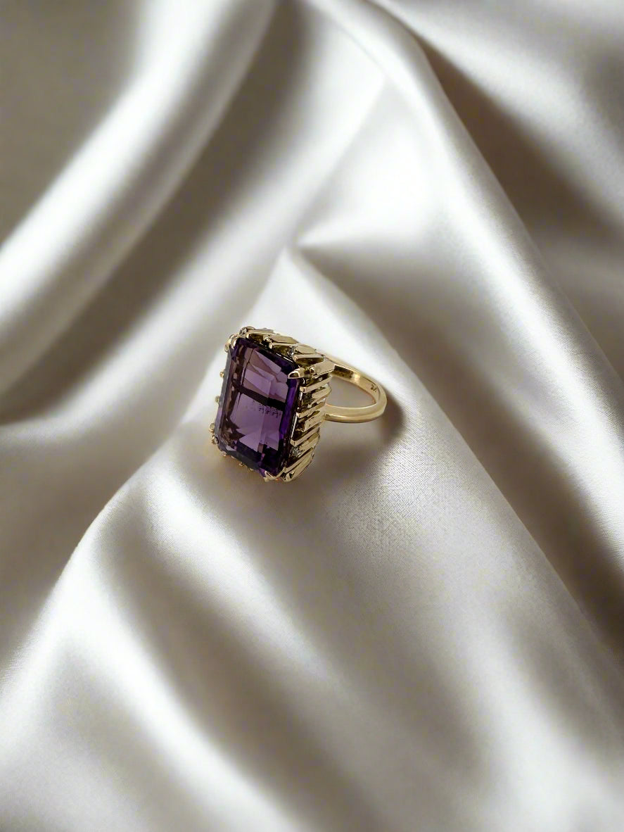Anello vintage in oro 14k con ametista e diamanti, peso 10,7 gr.