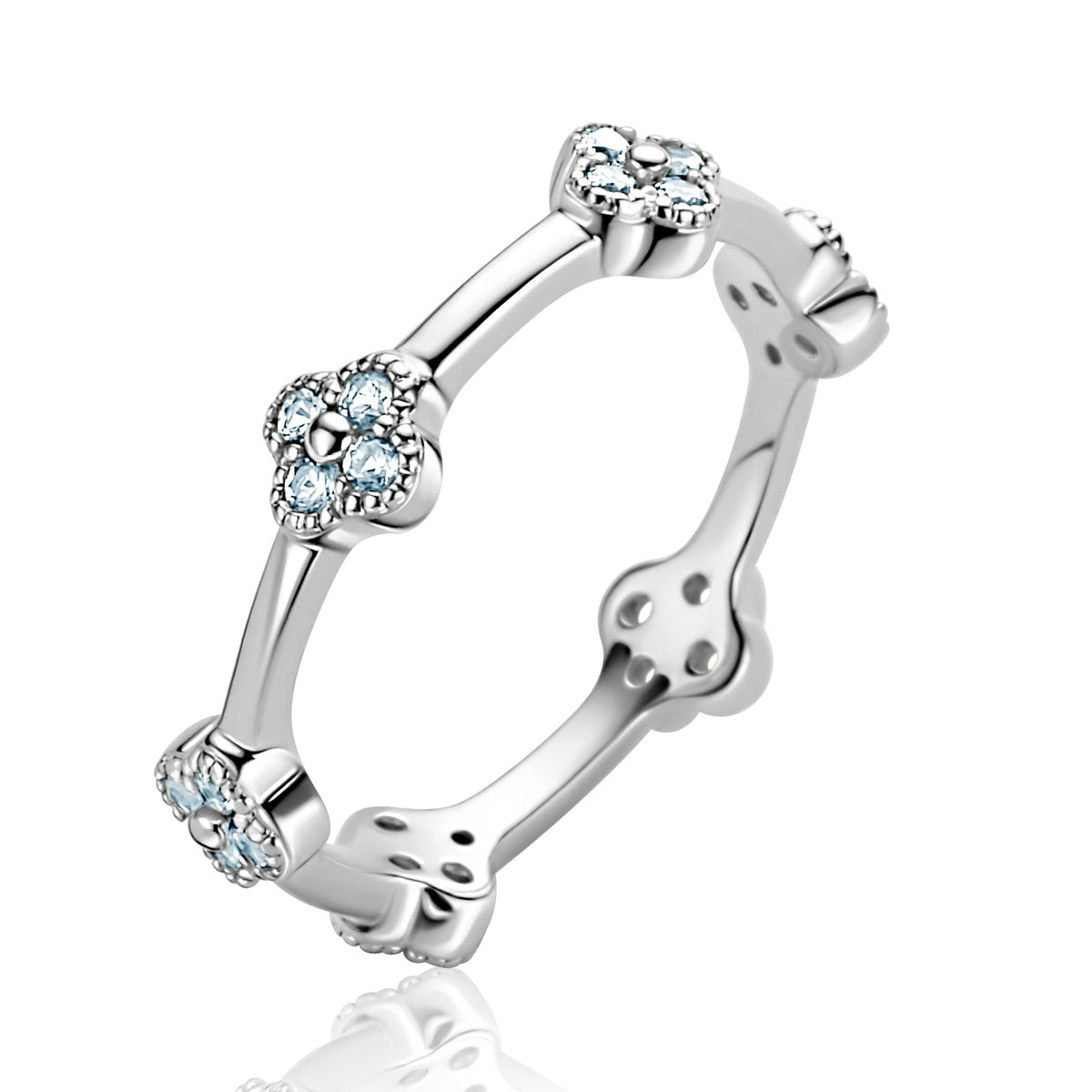 Anello in argento con dettagli floreali e pietre azzurre.