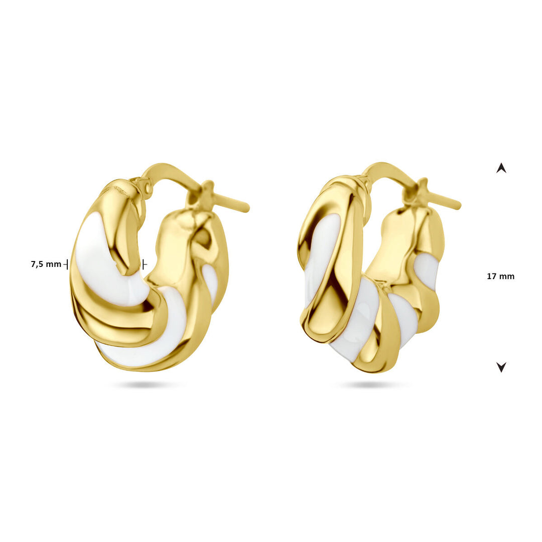 Van der Kooij Collectie oorringen gedraaid wit emaille 1 micron zilver verguld (geel), 925 zilver met scharniersluiting, getoond vanuit twee hoeken tegen een witte achtergrond. Afmetingen: 7,5 mm breed en 17 mm hoog.