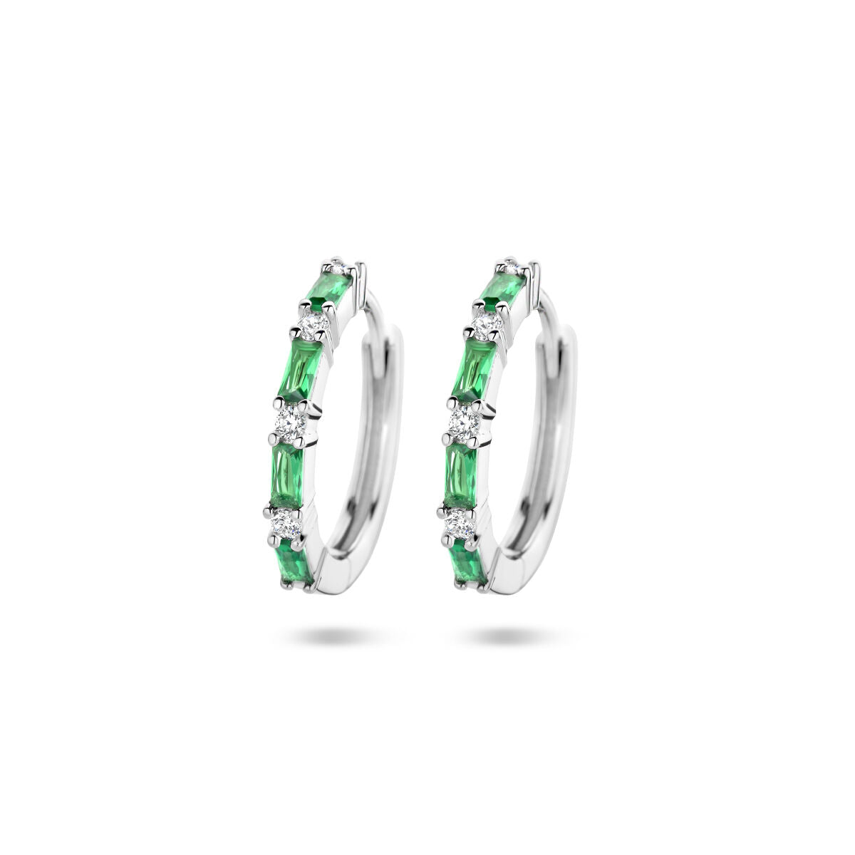 Orecchini alla creola in argento rodiato con zirconi verdi e bianchi.