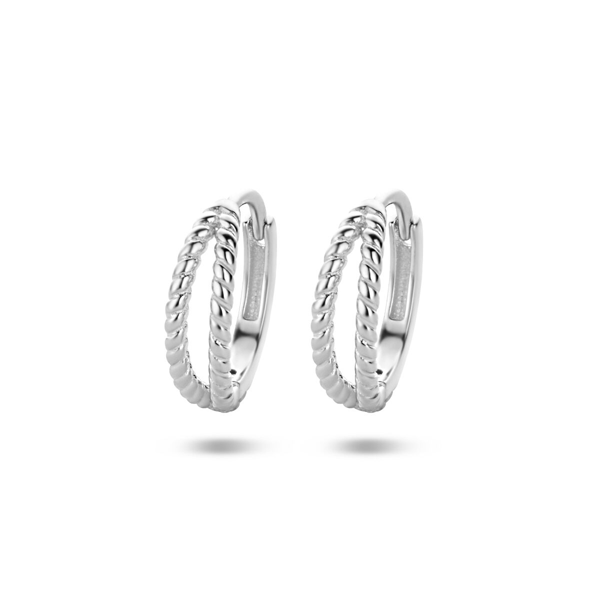 Orecchini alla creola in argento rodiato con motivo intrecciato.