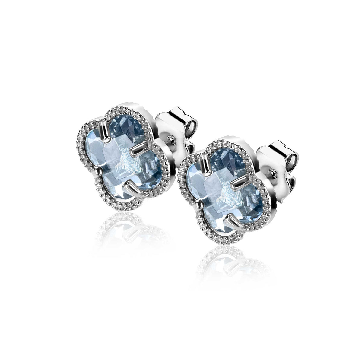 Orecchini in argento con pietra azzurra a forma di fiore.