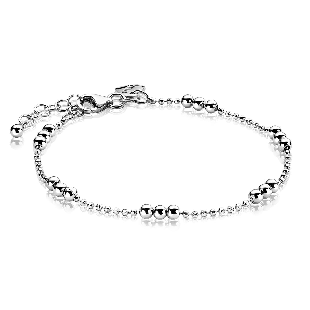 De Zinzi Armband Zilver Zia1647 combineert elegantie en veelzijdigheid met afwisselend kleine en grote kralen, een verstelbare ketting en een met een hart versierde karabijnsluiting, wat zorgt voor een delicate uitstraling.