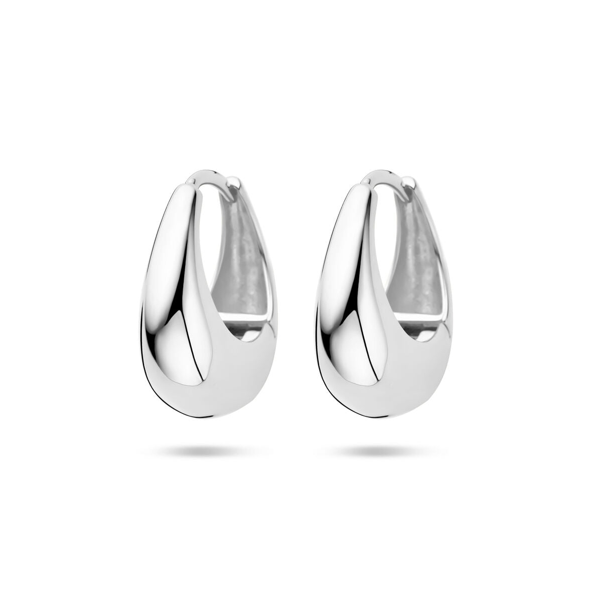 Zilveren klapoorringen van 19 mm met een glanzende, gerhodineerde afwerking en een moderne, afgeronde vorm.