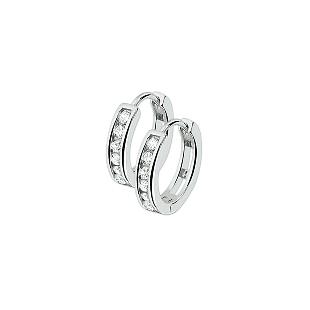 Orecchini alla creola in argento con zircone, caratterizzati da una fila di pietre scintillanti.
