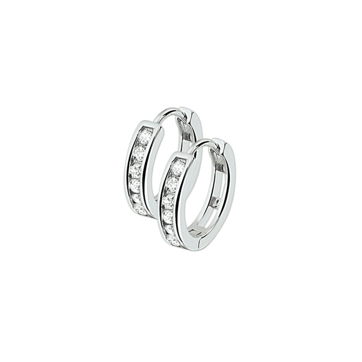 Orecchini alla creola in argento con zircone, caratterizzati da una fila di pietre scintillanti.