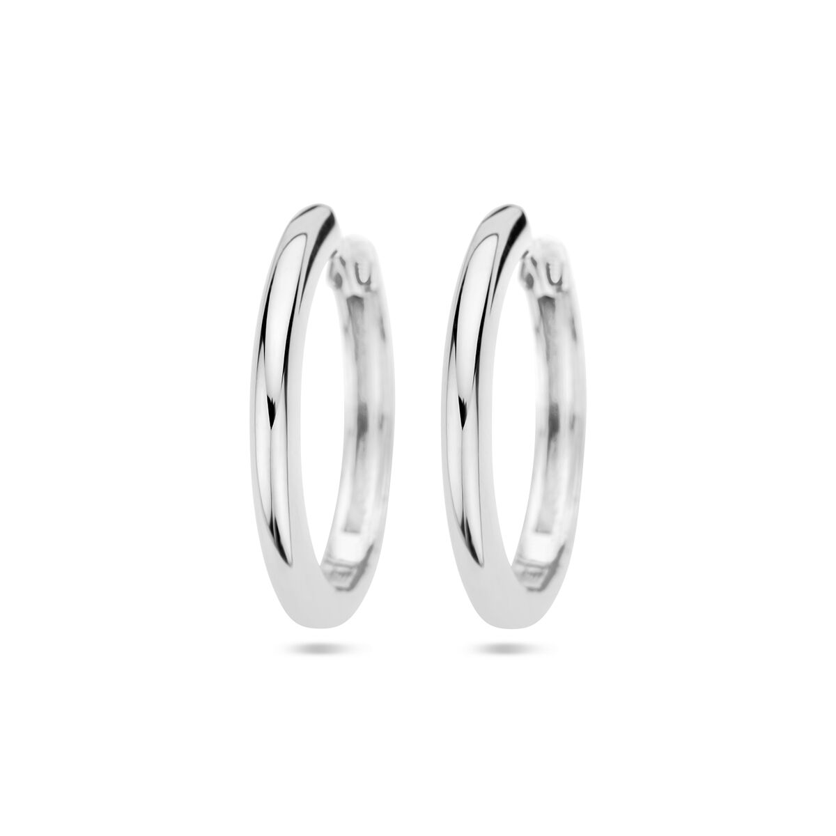 Orecchini alla creola in argento rodiato, forma semi-ovale, spessore 2,5 mm.